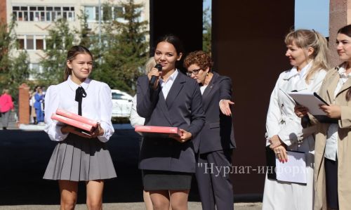 В Нурлатской гимназии прошла торжественная линейка к Дню знаний с участием Александра Шадрикова