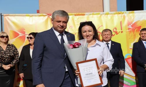В Нурлатской гимназии прошла торжественная линейка к Дню знаний с участием Александра Шадрикова
