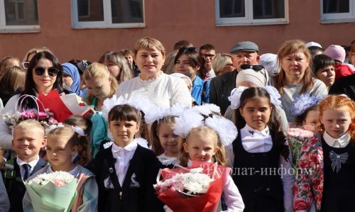 В Нурлатской гимназии прошла торжественная линейка к Дню знаний с участием Александра Шадрикова