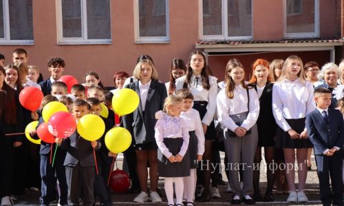 В Нурлатской гимназии прошла торжественная линейка к Дню знаний с участием Александра Шадрикова