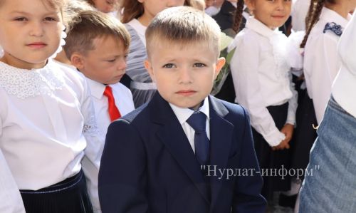 В Нурлатской гимназии прошла торжественная линейка к Дню знаний с участием Александра Шадрикова