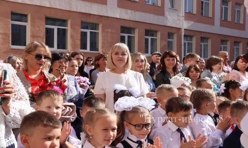 В Нурлатской гимназии прошла торжественная линейка к Дню знаний с участием Александра Шадрикова
