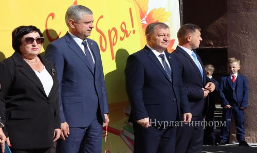 В Нурлатской гимназии прошла торжественная линейка к Дню знаний с участием Александра Шадрикова