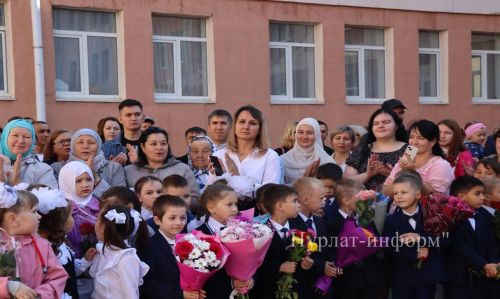 В Нурлатской гимназии прошла торжественная линейка к Дню знаний с участием Александра Шадрикова