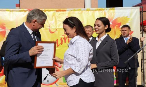 В Нурлатской гимназии прошла торжественная линейка к Дню знаний с участием Александра Шадрикова
