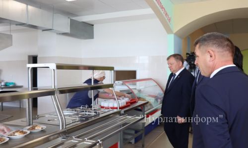 В Нурлатской гимназии прошла торжественная линейка к Дню знаний с участием Александра Шадрикова
