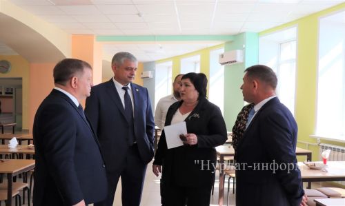 В Нурлатской гимназии прошла торжественная линейка к Дню знаний с участием Александра Шадрикова