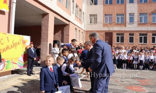 В Нурлатской гимназии прошла торжественная линейка к Дню знаний с участием Александра Шадрикова