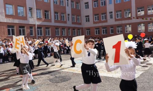 В Нурлатской гимназии прошла торжественная линейка к Дню знаний с участием Александра Шадрикова