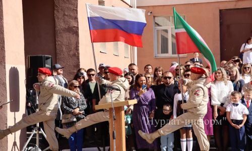 В Нурлатской гимназии прошла торжественная линейка к Дню знаний с участием Александра Шадрикова