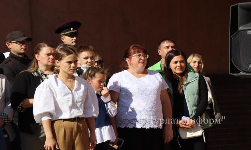 В Нурлатской гимназии прошла торжественная линейка к Дню знаний с участием Александра Шадрикова