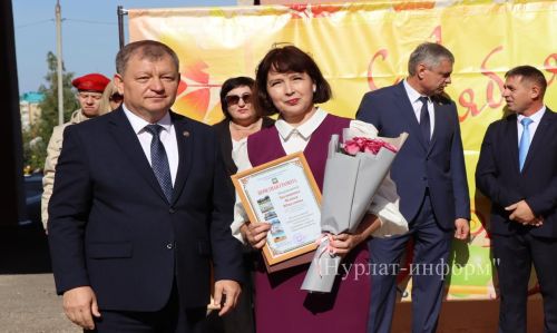 В Нурлатской гимназии прошла торжественная линейка к Дню знаний с участием Александра Шадрикова