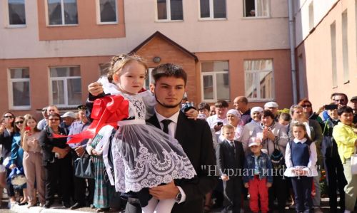 В Нурлатской гимназии прошла торжественная линейка к Дню знаний с участием Александра Шадрикова