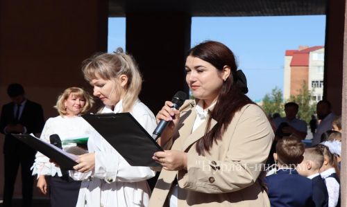 В Нурлатской гимназии прошла торжественная линейка к Дню знаний с участием Александра Шадрикова