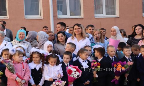 В Нурлатской гимназии прошла торжественная линейка к Дню знаний с участием Александра Шадрикова