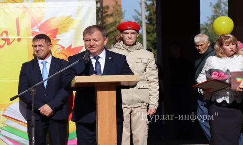 В Нурлатской гимназии прошла торжественная линейка к Дню знаний с участием Александра Шадрикова