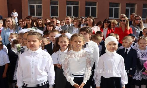 В Нурлатской гимназии прошла торжественная линейка к Дню знаний с участием Александра Шадрикова