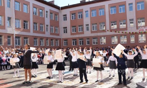 В Нурлатской гимназии прошла торжественная линейка к Дню знаний с участием Александра Шадрикова