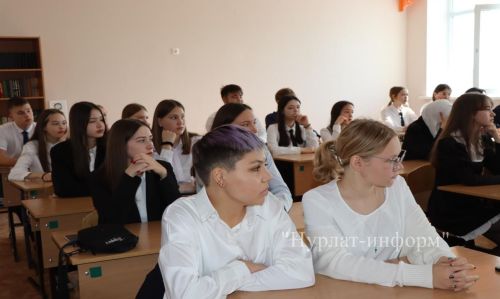 В Нурлатской гимназии прошла торжественная линейка к Дню знаний с участием Александра Шадрикова