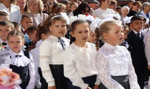 В Нурлатской гимназии прошла торжественная линейка к Дню знаний с участием Александра Шадрикова