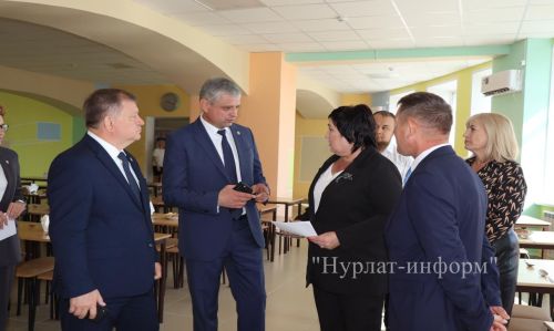 В Нурлатской гимназии прошла торжественная линейка к Дню знаний с участием Александра Шадрикова