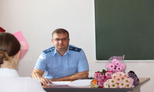 В Нурлатской гимназии прошла торжественная линейка к Дню знаний с участием Александра Шадрикова