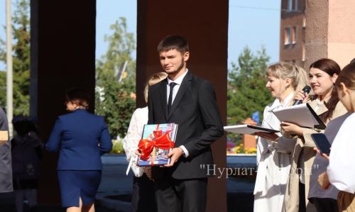 В Нурлатской гимназии прошла торжественная линейка к Дню знаний с участием Александра Шадрикова