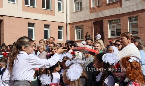 В Нурлатской гимназии прошла торжественная линейка к Дню знаний с участием Александра Шадрикова