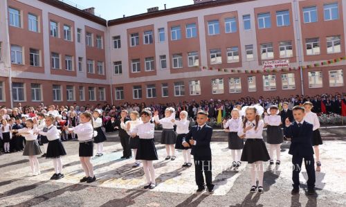 В Нурлатской гимназии прошла торжественная линейка к Дню знаний с участием Александра Шадрикова