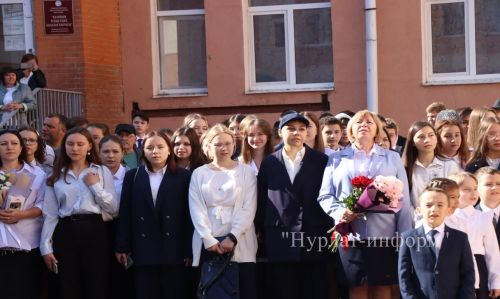 В Нурлатской гимназии прошла торжественная линейка к Дню знаний с участием Александра Шадрикова
