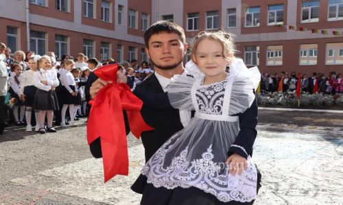 В Нурлатской гимназии прошла торжественная линейка к Дню знаний с участием Александра Шадрикова