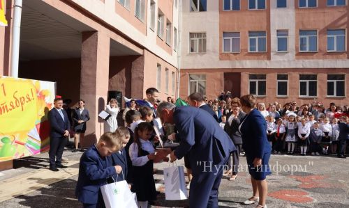 В Нурлатской гимназии прошла торжественная линейка к Дню знаний с участием Александра Шадрикова