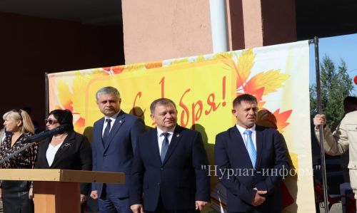 В Нурлатской гимназии прошла торжественная линейка к Дню знаний с участием Александра Шадрикова