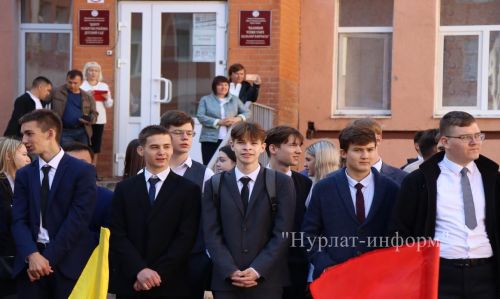 В Нурлатской гимназии прошла торжественная линейка к Дню знаний с участием Александра Шадрикова