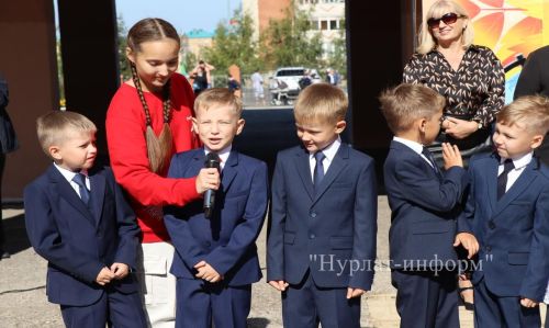 В Нурлатской гимназии прошла торжественная линейка к Дню знаний с участием Александра Шадрикова