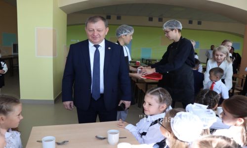 В Нурлатской гимназии прошла торжественная линейка к Дню знаний с участием Александра Шадрикова