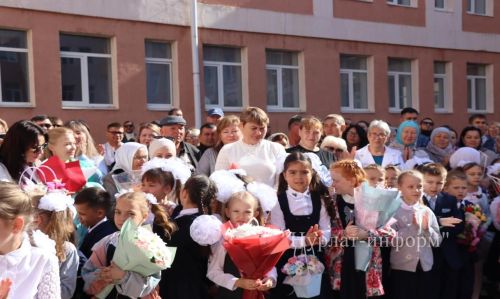 В Нурлатской гимназии прошла торжественная линейка к Дню знаний с участием Александра Шадрикова