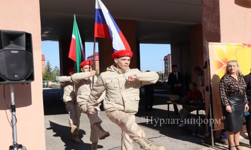 В Нурлатской гимназии прошла торжественная линейка к Дню знаний с участием Александра Шадрикова