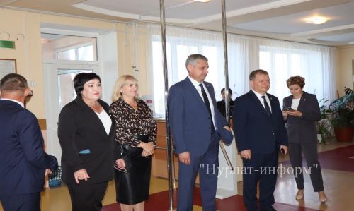 В Нурлатской гимназии прошла торжественная линейка к Дню знаний с участием Александра Шадрикова
