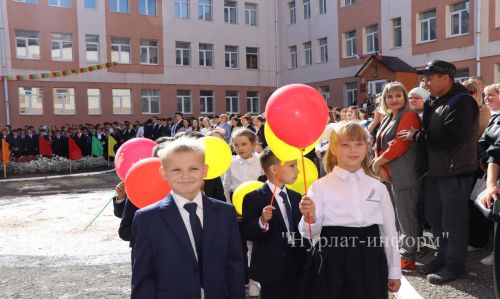 В Нурлатской гимназии прошла торжественная линейка к Дню знаний с участием Александра Шадрикова