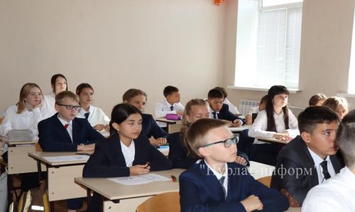 В Нурлатской гимназии прошла торжественная линейка к Дню знаний с участием Александра Шадрикова