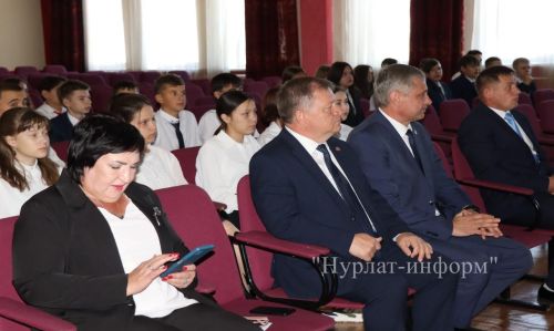 В Нурлатской гимназии прошла торжественная линейка к Дню знаний с участием Александра Шадрикова