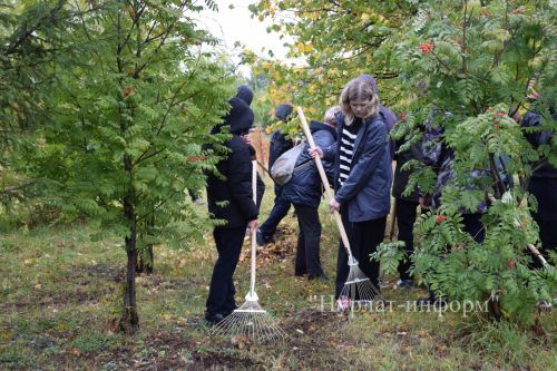 В Нурлате провели субботник в поддержку экологической олимпиады «Чистое наследие»