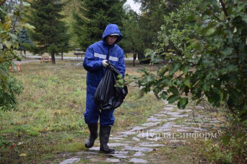 В Нурлате провели субботник в поддержку экологической олимпиады «Чистое наследие»