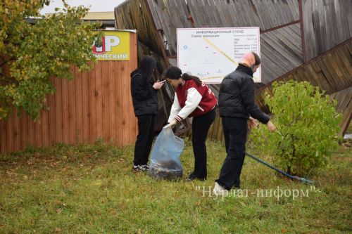 В Нурлате провели субботник в поддержку экологической олимпиады «Чистое наследие»