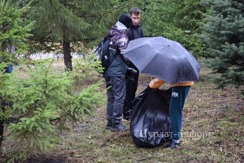 В Нурлате провели субботник в поддержку экологической олимпиады «Чистое наследие»