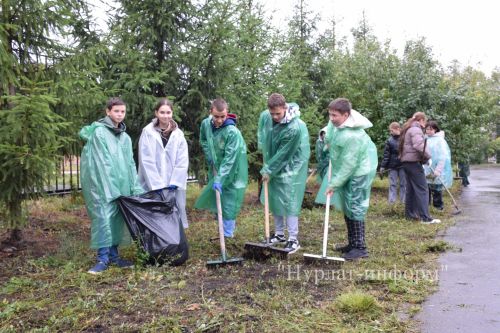 В Нурлате провели субботник в поддержку экологической олимпиады «Чистое наследие»