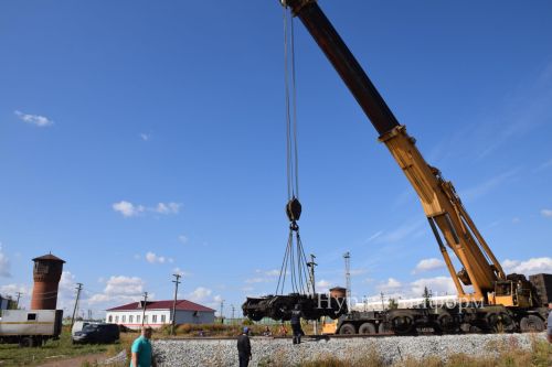 В Нурлате успешно завершена установка тепловоза в сквере железнодорожников