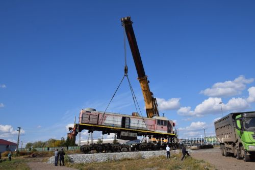 В Нурлате успешно завершена установка тепловоза в сквере железнодорожников