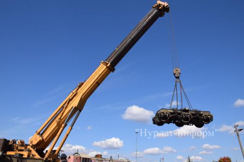 В Нурлате успешно завершена установка тепловоза в сквере железнодорожников